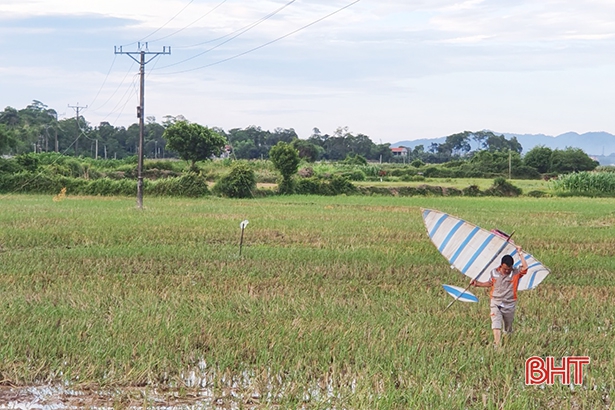 “Đau đầu” xử lý những cánh diều vô chủ uy hiếp lưới điện ở Hà Tĩnh